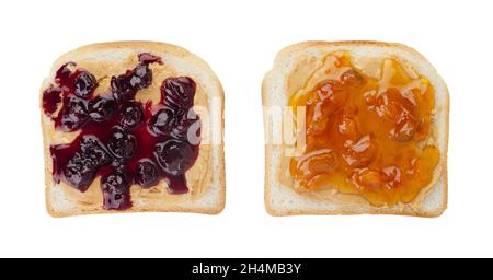 Toast mit Erdnussbutter und Kirsch- und Aprikosenmarmelade. Isoliert auf weißem Hintergrund. Draufsicht. Stockfoto