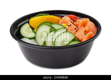 Poke eine Schüssel mit Lachsfisch, Reis, Gurken und Sesam auf weißem Hintergrund Stockfoto