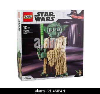 Samara, Russische Föderation - 31. August 2021: LEGO Star Wars Box mit Yoda Master Jedi Figur auf weißem Hintergrund isoliert. Stockfoto