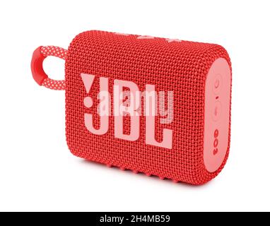 SAMARA, RUSSLAND - SEPTEMBER 7 2021: Musiksäule JBL rot isoliert auf weißem Hintergrund. JBL GO 2. Tragbarer Bluetooth-Lautsprecher. Stockfoto