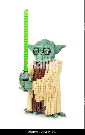 Samara, Russische Föderation - 31. August 2021: LEGO Star Wars Yoda Master Jedi Figur isoliert auf weißem Hintergrund Stockfoto