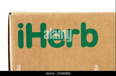 Russland Moskau, 13.07.2021: Box mit dem Markenlogo iHerb. Nahaufnahme isoliert auf weißem Hintergrund. Stockfoto