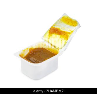 Dip Sauce in einem Kunststoff-Take-Away-Behälter isoliert auf weißem Hintergrund. Süß-saure Sauce. Stockfoto