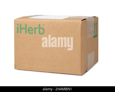 Russland Samara, 16.07.2021: Box mit dem Markenlogo iHerb. Nahaufnahme isoliert auf weißem Hintergrund. Stockfoto