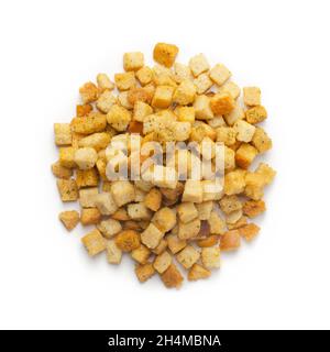 Haufen Knoblauchbrotcroutons isoliert über dem weißen Hintergrund Stockfoto