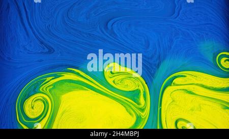 Schöne Mischung aus hellen Farbströmen auf der Oberfläche. Archivmaterial. Helle Kontrastfarben mischen sich und kreieren wunderschöne Muster auf der Wasseroberfläche. Stockfoto