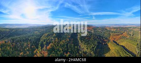 Berge bedeckt mit herbstfarbenem Wald, Luftaufnahme. Schöne Naturlandschaft Panorama Stockfoto