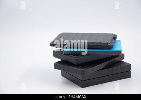 Kleine tragbare Festplatten im Stapel. Stockfoto