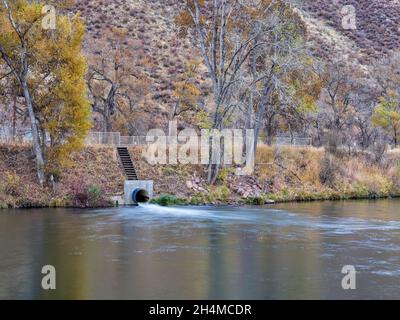 Fließendes Wasser zu einem See - Wasser Ablenkung von dem Poudre River nach Watson Lake im Norden von Colorado, Herbst Landschaft Stockfoto