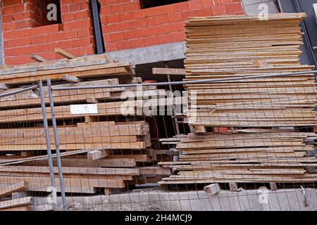 Diele Holzbretter stapeln draußen auf einer Baustelle Stockfoto