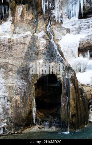 Gefrorener Wasserfall und Eingang zur Felseneisgrotte Stockfoto