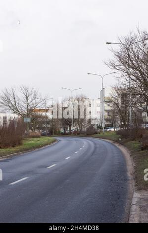 POZNAN, POLEN - 04. Januar 2015: Eine vertikale Aufnahme einer kurvigen Straße und von Wohngebäuden in der Inflancka-Straße in Poznan, Polen Stockfoto