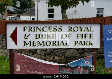 Braemar, Schottland - 17. Oktober 2021: Das Schild für den Princess Royal und Duke of Fife Memorial Park in den Cairngorms of Scotland Stockfoto