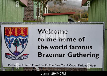 Braemar, Schottland - 17. Oktober 2021: Das Willkommensschild für das Braemar-Treffen in den Cairngorms von Schottland Stockfoto