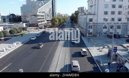Jekaterinburg, Russland - Juni, 2018: Verkehrsknotenpunkt Verkehrsstraße mit Fahrzeugbewegung Luftaufnahme mit Drohne. Lager. Draufsicht auf den Transporter Stockfoto