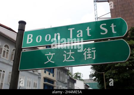 Ein Straßenschild für die Boon Tat Street an der Kreuzung mit der Amoy Street im Chinatown-Viertel von Singapur. Stockfoto