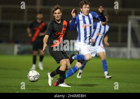 HARTLEPOOL, GROSSBRITANNIEN. 2. NOVEMBER Evertons Lewis Warrington in Aktion mit Tom Crawford von Hartlepool United während des EFL Trophy-Spiels zwischen Hartlepool United und Everton im Victoria Park, Hartlepool, am Dienstag, den 2. November 2021. (Kredit: Mark Fletcher | MI News) Kredit: MI Nachrichten & Sport /Alamy Live News Stockfoto