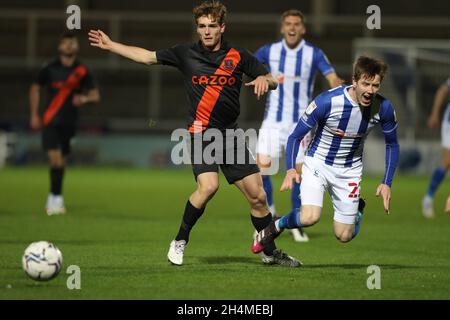 HARTLEPOOL, GROSSBRITANNIEN. 2. NOVEMBER Evertons Lewis Warrington in Aktion mit Tom Crawford von Hartlepool United während des EFL Trophy-Spiels zwischen Hartlepool United und Everton im Victoria Park, Hartlepool, am Dienstag, den 2. November 2021. (Kredit: Mark Fletcher | MI News) Kredit: MI Nachrichten & Sport /Alamy Live News Stockfoto