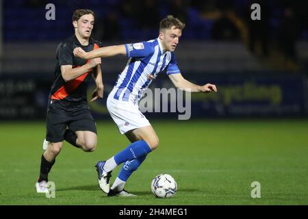 HARTLEPOOL, GROSSBRITANNIEN. 2. NOVEMBER Martin Smith von Hartlepool United im Einsatz mit Lewis Warrington von Everton während des EFL Trophy-Spiels zwischen Hartlepool United und Everton im Victoria Park, Hartlepool, am Dienstag, den 2. November 2021. (Kredit: Mark Fletcher | MI News) Kredit: MI Nachrichten & Sport /Alamy Live News Stockfoto