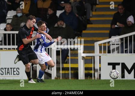 HARTLEPOOL, GROSSBRITANNIEN. 2. NOVEMBER Evertons Lewis Warrington im Einsatz mit Joe Gray von Hartlepool United während des EFL Trophy-Spiels zwischen Hartlepool United und Everton im Victoria Park, Hartlepool, am Dienstag, den 2. November 2021. (Kredit: Mark Fletcher | MI News) Kredit: MI Nachrichten & Sport /Alamy Live News Stockfoto