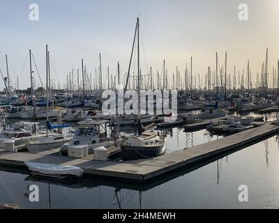 VENTURA, USA - Mar 21, 2019: Eine Ansicht der Boote, die im Hafen von Ventura entlang der kalifornischen Küste in Ventura, California, USA, geparkt sind Stockfoto