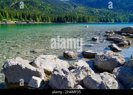 Malerischer türkisfarbener Eibsee am Fuße der Zugspitze in Bayern (Deutschland) Stockfoto