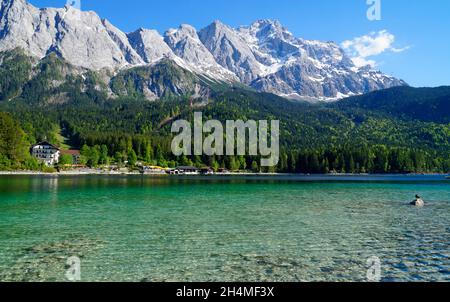 Malerischer türkisfarbener Eibsee am Fuße der Zugspitze in Bayern (Deutschland) Stockfoto