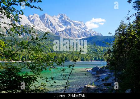 Malerischer türkisfarbener Eibsee am Fuße der Zugspitze in Bayern (Deutschland) Stockfoto