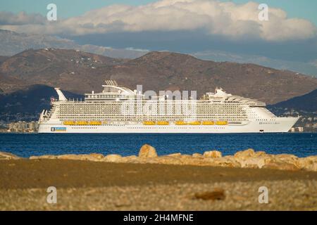 MS Harmony of the Seas, ein Kreuzschiff, das den Hafen von Malaga, Südspanien, verlässt. Stockfoto