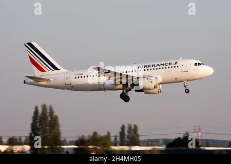 Paris, Frankreich - 18. April 2015: Air France Passagierflugzeug am Flughafen. Flugreisen planen. Luftfahrt und Flugzeuge. Luftverkehr. Globale Internatio Stockfoto