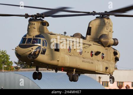 Kaposujlak, Ungarn - 5. Juni 2021: US Army Boeing CH-47 Chinook Militärhubschrauber auf Luftbasis. Luftfahrt und Rotorcraft. Transport und Luftbrücke. Fliegen Stockfoto