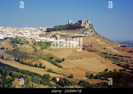 Panorama von Palmela, mit seinem Castelo, das die Landschaft dominiert: Palmela, Portugal, vor 50 Jahren. Vintage-Transparentfilm-Fotografie von 1969. Stockfoto