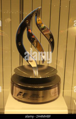 Trophäe in Silverstone Erleben Sie Northamptonshire UK Formel 1 Aramco United States Grand Prix Trophäe vom Max Verstappen Red Bull Team 2022 Stockfoto