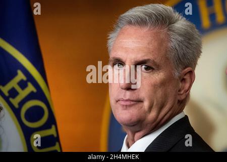 Washington, Vereinigte Staaten. November 2021. Kevin McCarthy (Republikaner von Kalifornien), Minderheitsführer des US-Repräsentantenhauses, nimmt am Mittwoch, den 3. November 2021, an einer Pressekonferenz im US-Kapitol in Washington, DC Teil. Kredit: Rod Lampey/CNP/dpa/Alamy Live Nachrichten Stockfoto