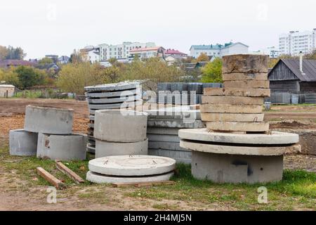 Betonbrunnen Ringe und Platten auf der Baustelle Stockfoto