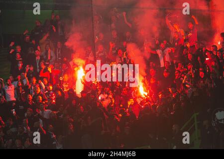 Lissabon, Portugal. November 2021. Besiktas-Fans beim UEFA Champions League-Spiel der Gruppe C zwischen Sporting CP und Besiktas im Jose Alvalade Stadium in Lissabon, Portugal, am 03. November 2021. Valter Gouveia/SPP Credit: SPP Sport Press Photo. /Alamy Live News Stockfoto