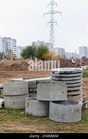 Betonbrunnen Ringe und Platten auf der Baustelle Stockfoto