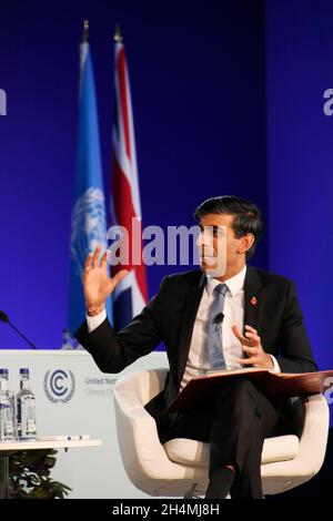Glasgow, Schottland, Großbritannien. November 2021. Der britische Bundeskanzler Rishi Sunak sprach auf dem COP26-Klimagipfel in Glasgow über die Finanzierung der Länder. Sunak führte den Vorsitz bei einer Podiumsdiskussion zum Thema „Unterstützung eines Finanzsystems für eine Netto-Null- und widerstandsfähige Zukunft“. Er lud Redner (von links nach rechts) ein: Wirtschaftsminister Arbelche Azucena, Uruguay; Mathias Cormann, Generalsekretär der OECD; Alison Rose, Chief Executive NatWest Group; Carlos Dominguez, Finanzminister der Philippinen; Rishi Sunak, UK Chanceller of the Exchecr. (Bild: © Rod Harbinson/ZUMA Press Wire) Stockfoto