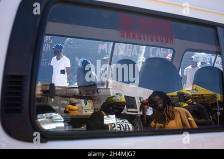 Pretoria, Südafrika. Januar 2021. Die südafrikanischen Kommunalwahlen 2021 finden am 1. November 2021 statt, um in jeder der neun Provinzen des Landes Räte für alle Bezirks-, Metropolregionen und Kommunen zu wählen. Es handelt sich um die sechste Kommunalwahl in Südafrika seit dem Ende der Apartheid im Jahr 1994, die alle fünf Jahre abgehalten wird. Die Leute aus der informellen Siedlung Mooiplus kommen mit einer großen Zahl heraus, um ihre Stimme am 1. November 2021 abzugeben. (Foto von Manash das/Sipa USA) Quelle: SIPA USA/Alamy Live News Stockfoto