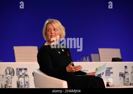 Glasgow, Schottland, Großbritannien. November 2021. Der britische Bundeskanzler Rishi Sunak sprach auf dem COP26-Klimagipfel in Glasgow über die Finanzierung der Länder. Sunak führte den Vorsitz bei einer Podiumsdiskussion zum Thema „Unterstützung eines Finanzsystems für eine Netto-Null- und widerstandsfähige Zukunft“. Er lud Redner (von links nach rechts) ein: Wirtschaftsminister Arbelche Azucena, Uruguay; Mathias Cormann, Generalsekretär der OECD; Alison Rose, Chief Executive NatWest Group; Carlos Dominguez, Finanzminister der Philippinen; Rishi Sunak, UK Chanceller of the Exchecr. (Bild: © Rod Harbinson/ZUMA Press Wire) Stockfoto