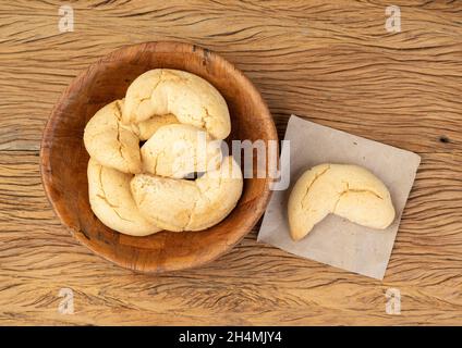 Chipatas, typisches südamerikanisches Käsebun auf einem Holztisch. Stockfoto