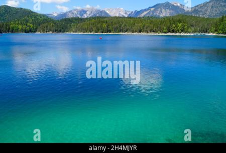 Malerischer türkisfarbener Eibsee am Fuße der Zugspitze in Bayern (Deutschland) Stockfoto