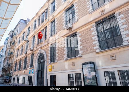 Beyoglu, Istanbul, Türkei - 08.03.2021: Weitwinkelansicht des historischen Gebäudes der privaten armenischen Grundschule der Minderheiten in Esayan Stockfoto