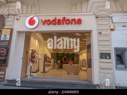 Beyoglu, Istanbul, Türkei - 08.03.2021: Einige Vodafone-Kunden laufen und warten im türkischen Telekommunikationsunternehmen auf Istiklal Indepen Stockfoto