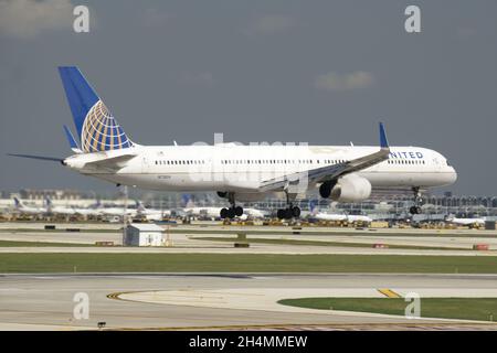 CHICAGO, USA - 09. Oktober 2021: Die Boeing 757 von United Airlines ist im Flug und wird am internationalen Flughafen Chicago O'Hare landen Stockfoto