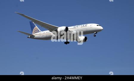 CHICAGO, USA - 09. Okt 2021: Die Boeing 787 Dreamliner von United Airlines ist im Flug und wird am internationalen Flughafen Chicago O'Hare landen Stockfoto