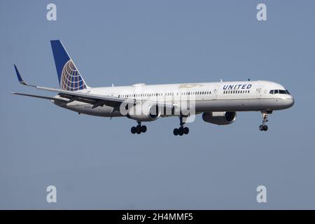 CHICAGO, USA - 09. Oktober 2021: Die Boeing 757 von United Airlines ist im Flug und wird auf dem Internationalen Flughafen Chicago O'Hare landen Stockfoto