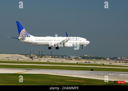 CHICAGO, USA - 09. Oktober 2021: Die Boeing 737 von United Airlines ist im Flug und bereitet sich auf die Landung auf dem Internationalen Flughafen Chicago O'Hare vor Stockfoto