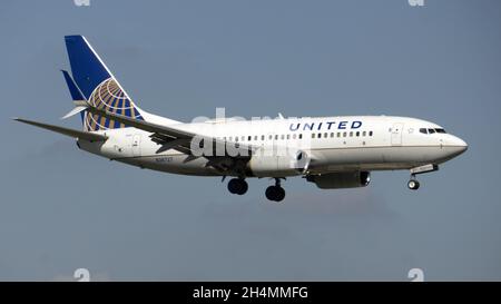 CHICAGO, USA - 09. Oktober 2021: Die Boeing 737 von United Airlines ist im Flug und bereitet sich auf die Landung auf dem Internationalen Flughafen Chicago O'Hare vor Stockfoto