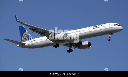 CHICAGO, USA - 09. Oktober 2021: Die Boeing 757 von United Airlines ist im Flug und wird auf dem Internationalen Flughafen Chicago O'Hare landen Stockfoto